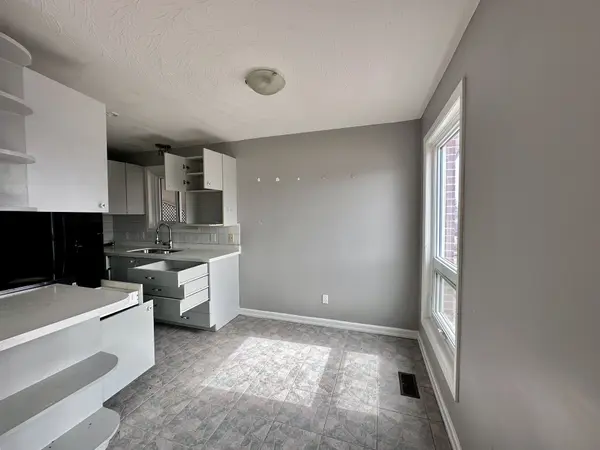 108 Iroquois AVE, Oshawa, ON L1G 3X3