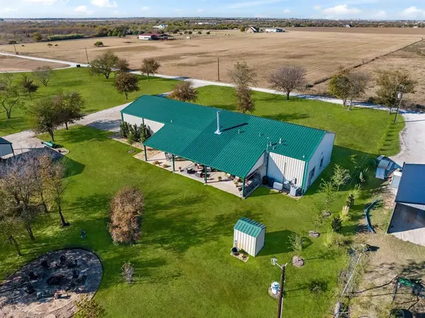 650 Scoggins Road, Tioga, TX 76271