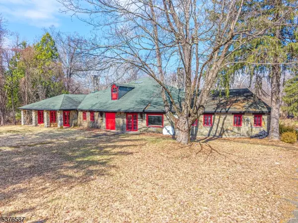 30 Gingerbread Castle Rd, Hamburg Boro, NJ 07419