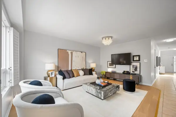 10 Dinsdale DR, Vaughan, ON L4H 2M5