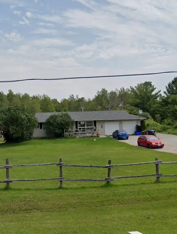 1013 Penetanguishene RD, Barrie, ON L4M 4Y8