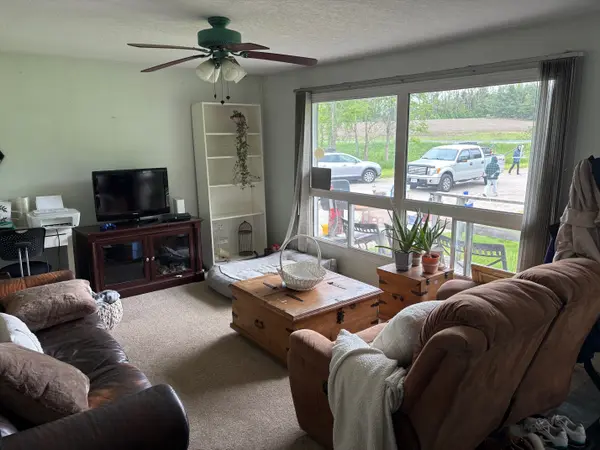 1013 Penetanguishene RD, Barrie, ON L4M 4Y8