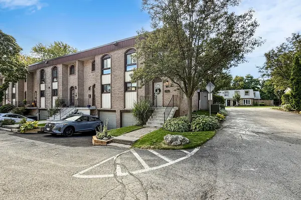 589 Francis RD E, Burlington, ON L7T 3X6