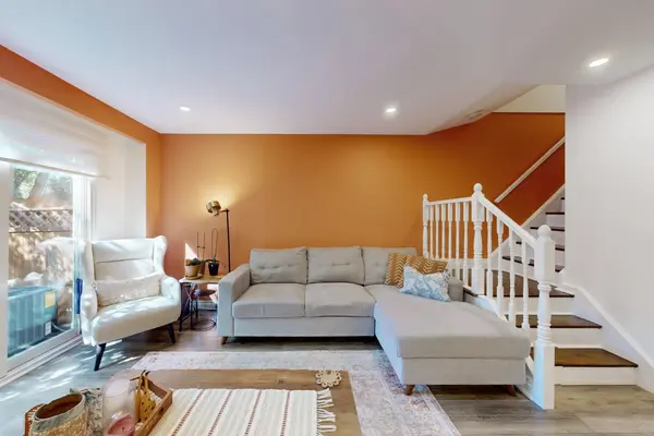 589 Francis RD E, Burlington, ON L7T 3X6