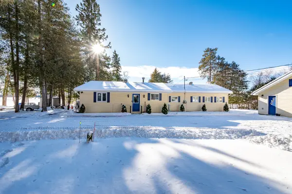 229 Holiday LN, North Algona Wilberforce, ON K0J 1T0