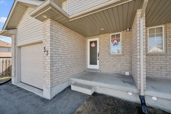 33 Sandcreek LN, Guelph, ON N1E 7K9
