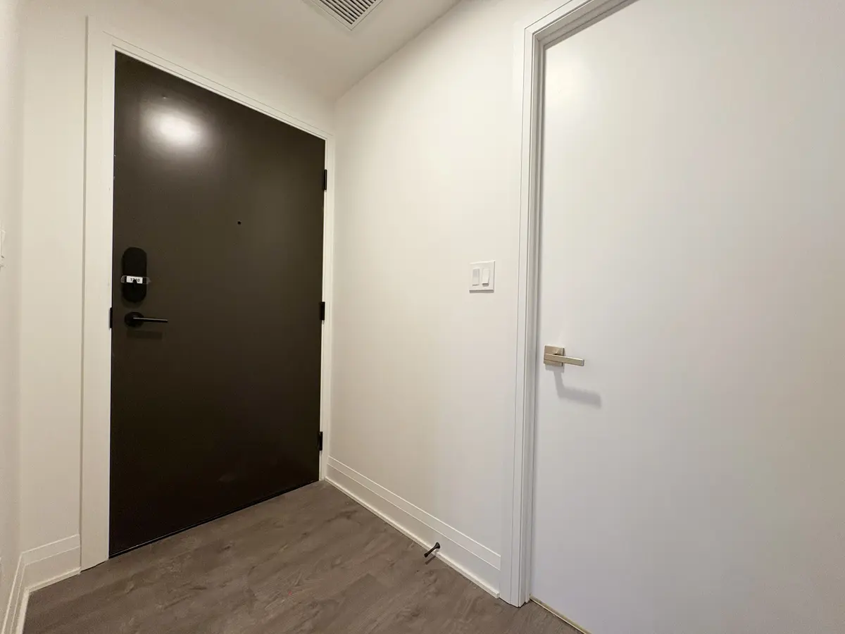 2 Erskine RD #1210, Mississauga, ON L5B 0S1