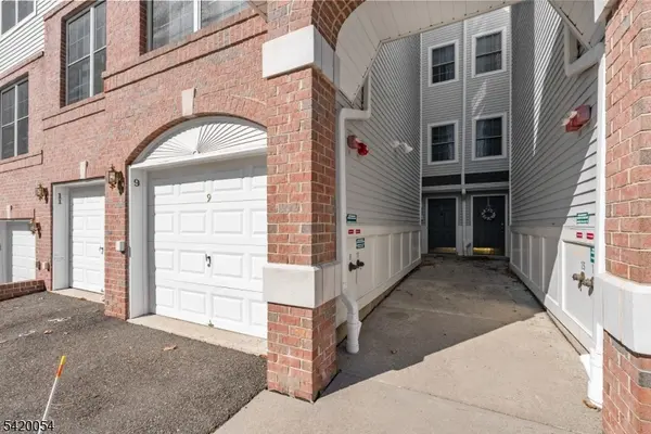 9 Goffle Brook Ct, Hawthorne Boro, NJ 07506