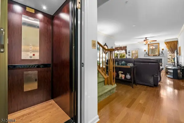 9 Goffle Brook Ct, Hawthorne Boro, NJ 07506