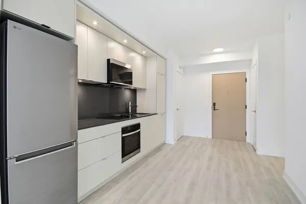 25 Cordova AVE #809, Toronto W08, ON M9A 0E5