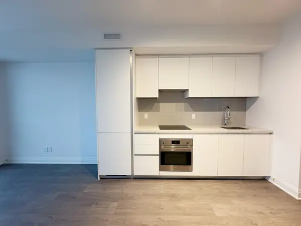 2 Erskine RD #1210, Mississauga, ON L5B 0S1