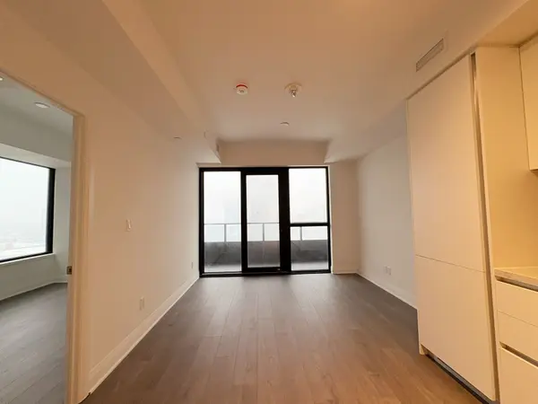 2 Erskine RD #1210, Mississauga, ON L5B 0S1