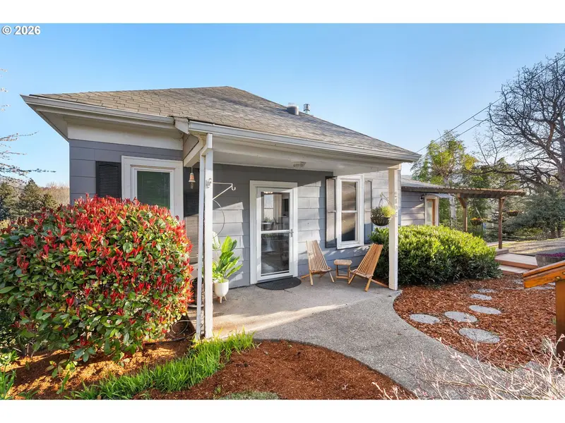 210 E SHERMAN AVE, Hood River, OR 97031