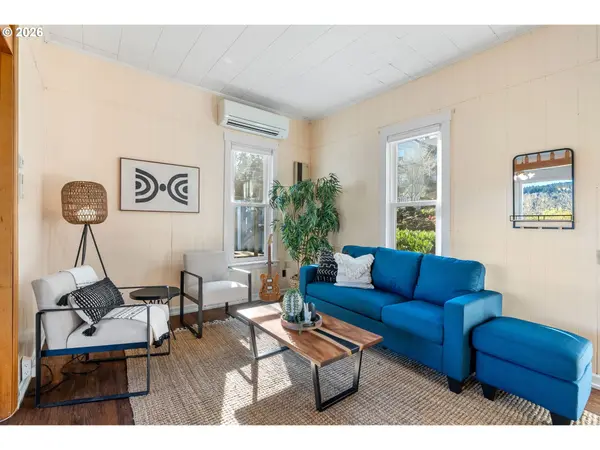 210 E SHERMAN AVE, Hood River, OR 97031