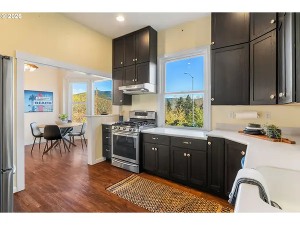 210 E SHERMAN AVE, Hood River, OR 97031