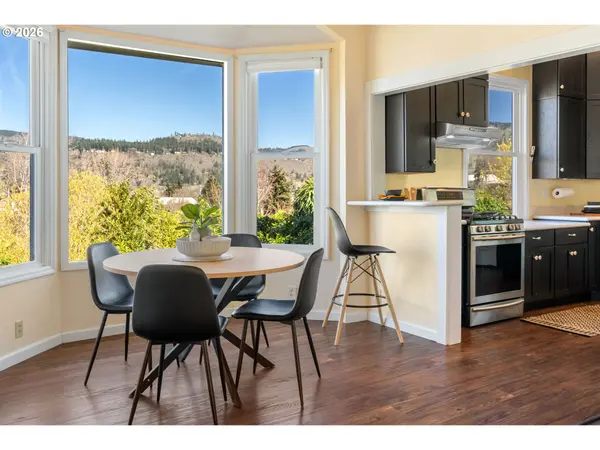 210 E SHERMAN AVE, Hood River, OR 97031