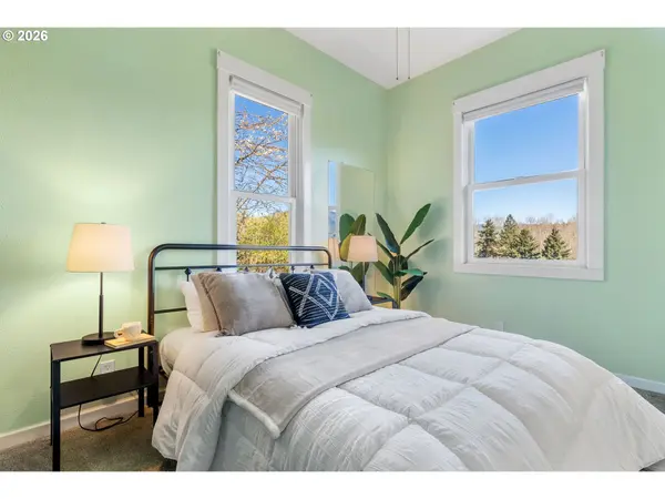 210 E SHERMAN AVE, Hood River, OR 97031