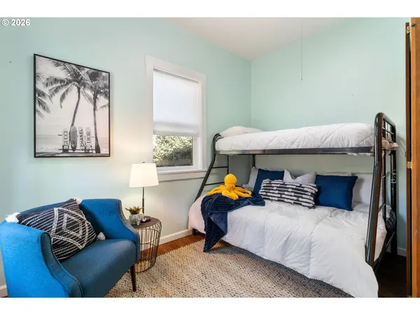 210 E SHERMAN AVE, Hood River, OR 97031