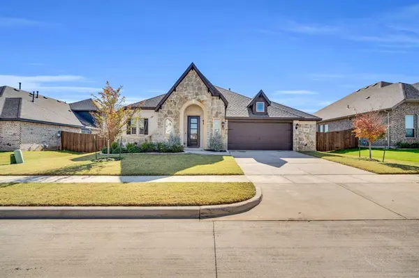 208 Claywood Drive, Glenn Heights, TX 75154