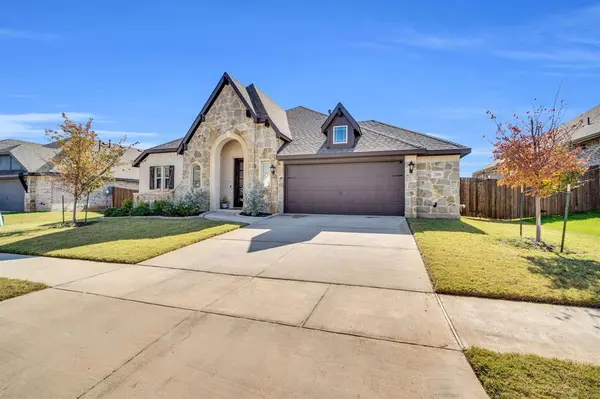 208 Claywood Drive, Glenn Heights, TX 75154