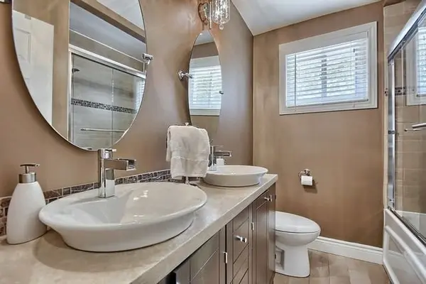 28 Collins CRES #Upper, Aurora, ON L4G 2W2