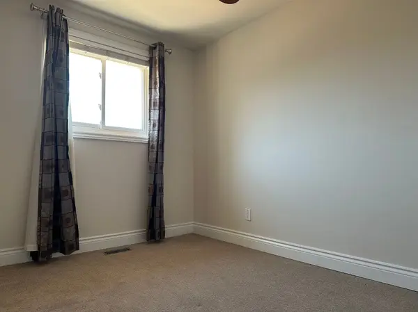 28 Collins CRES #Upper, Aurora, ON L4G 2W2