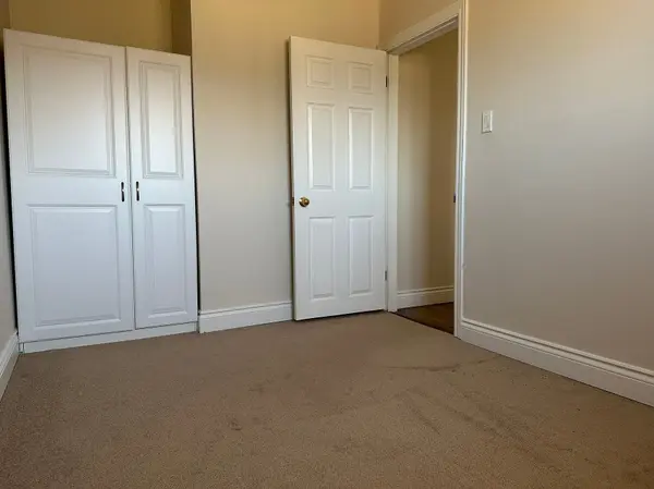 28 Collins CRES #Upper, Aurora, ON L4G 2W2