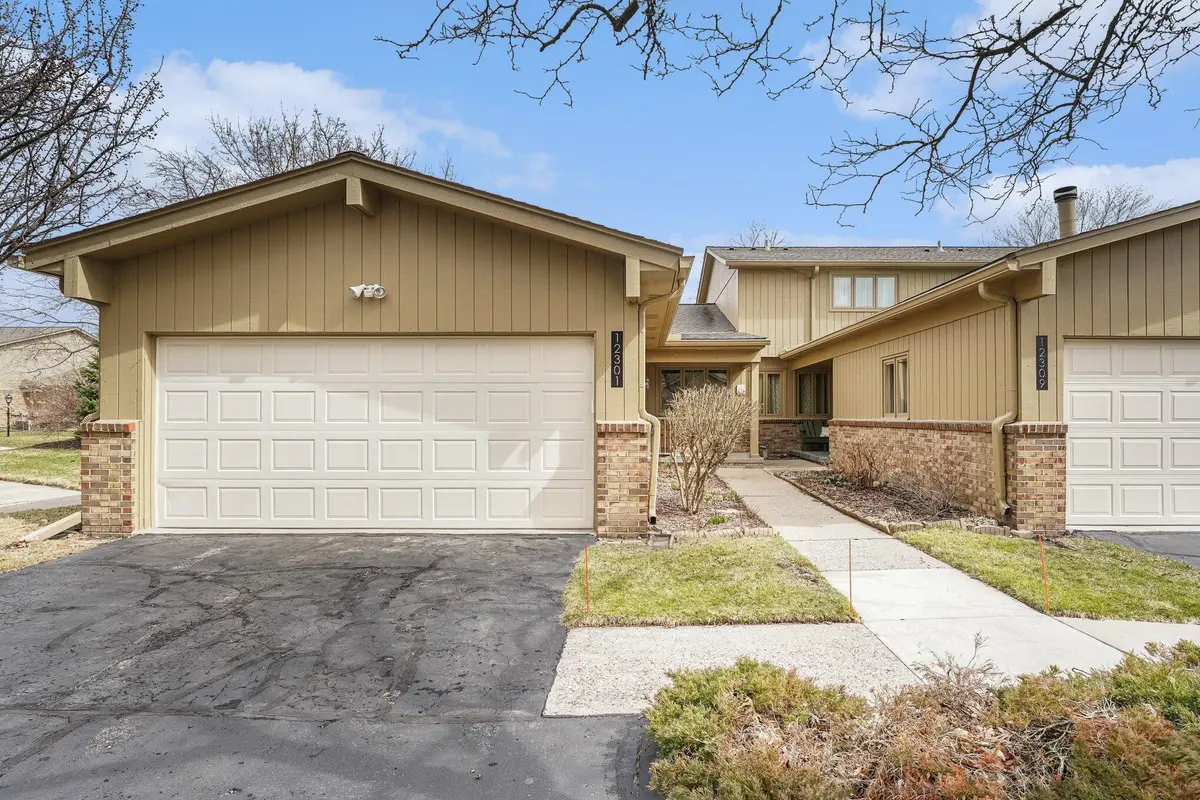 12301 Pinecrest Dr, Plymouth Charter Twp, MI 48170