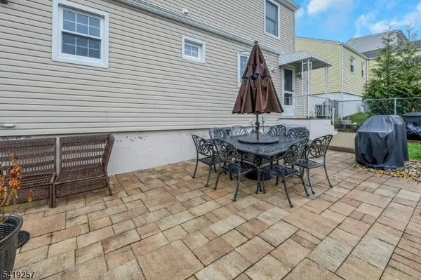 25 Veterans Pl, North Arlington Boro, NJ 07031