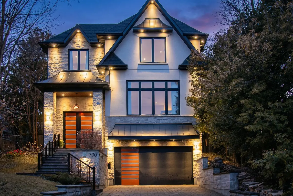 700 Hillcrest RD, Pickering, ON L1W 2P1