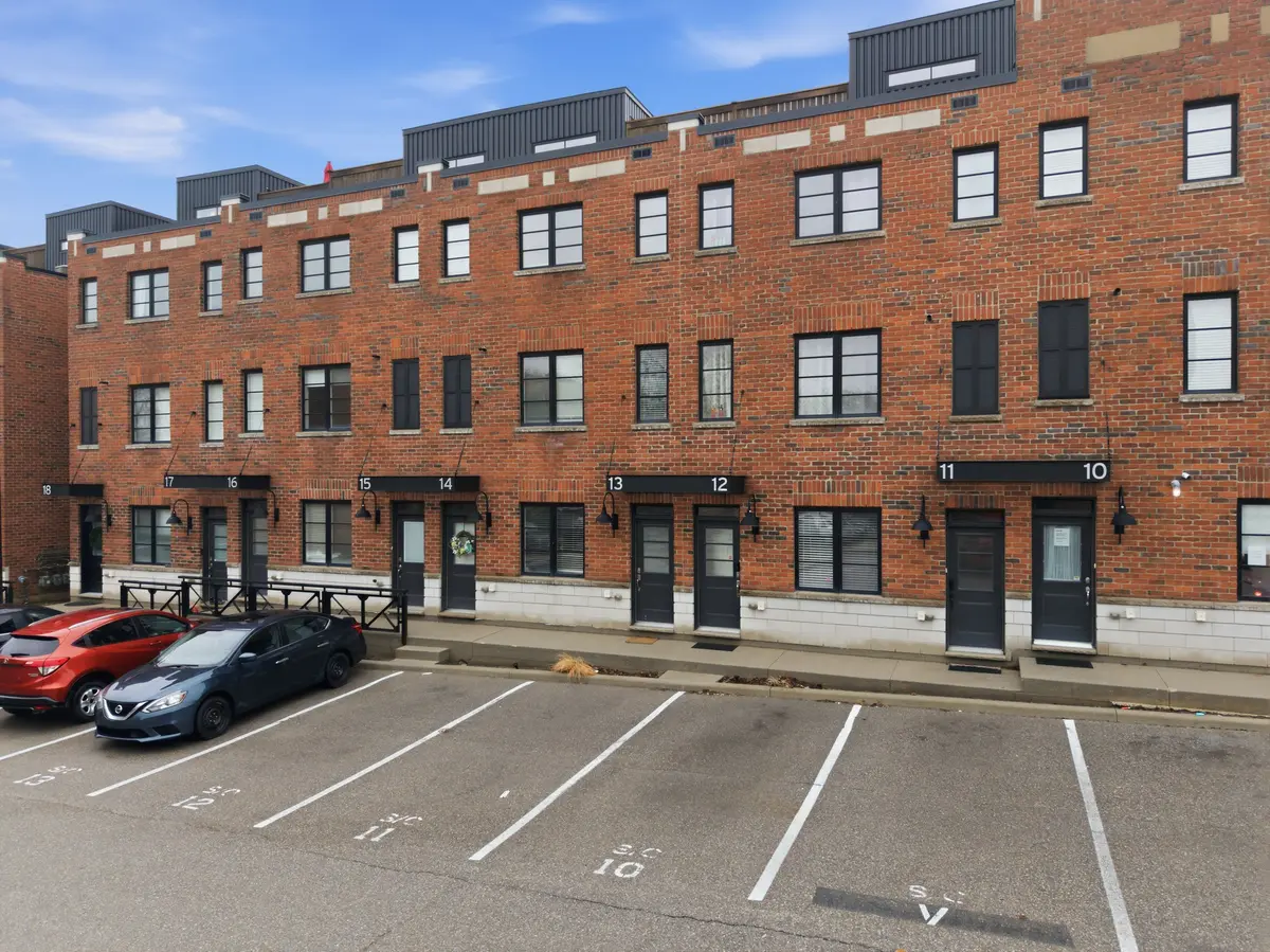 70 Plains RD W #12, Burlington, ON L7T 0B6