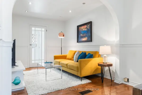 1 Gray AVE, Toronto W03, ON M6N 4S5