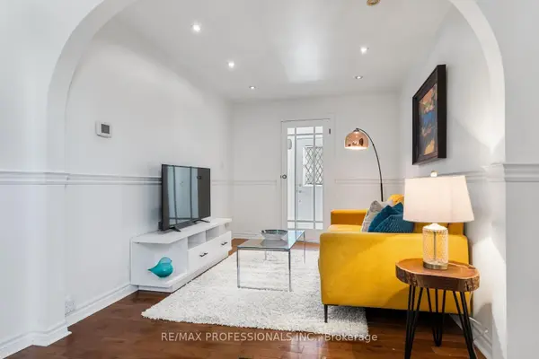 1 Gray AVE, Toronto W03, ON M6N 4S5