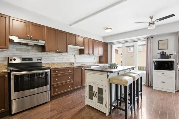 2260 Greening LN, Burlington, ON L7L 6Y8