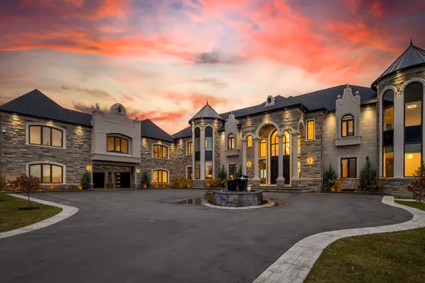 4 Saint Lukes CT, Brampton, ON L6P 1K9