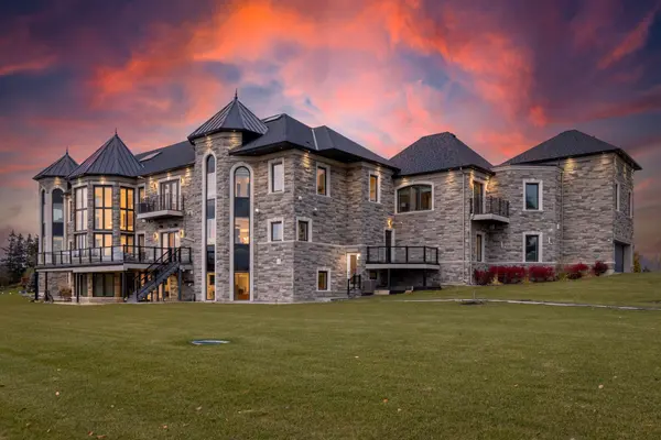 4 Saint Lukes CT, Brampton, ON L6P 1K9