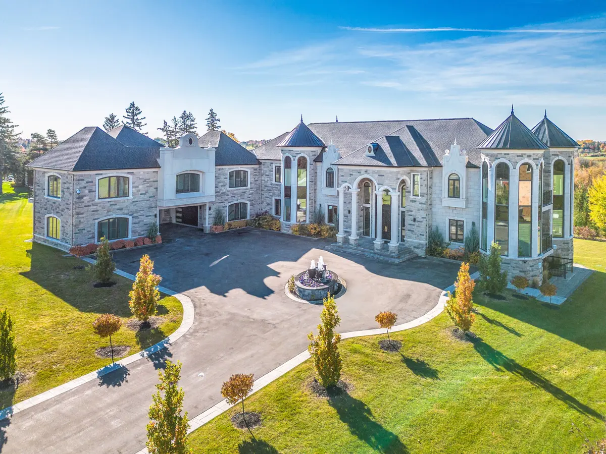 4 Saint Lukes CT, Brampton, ON L6P 1K9