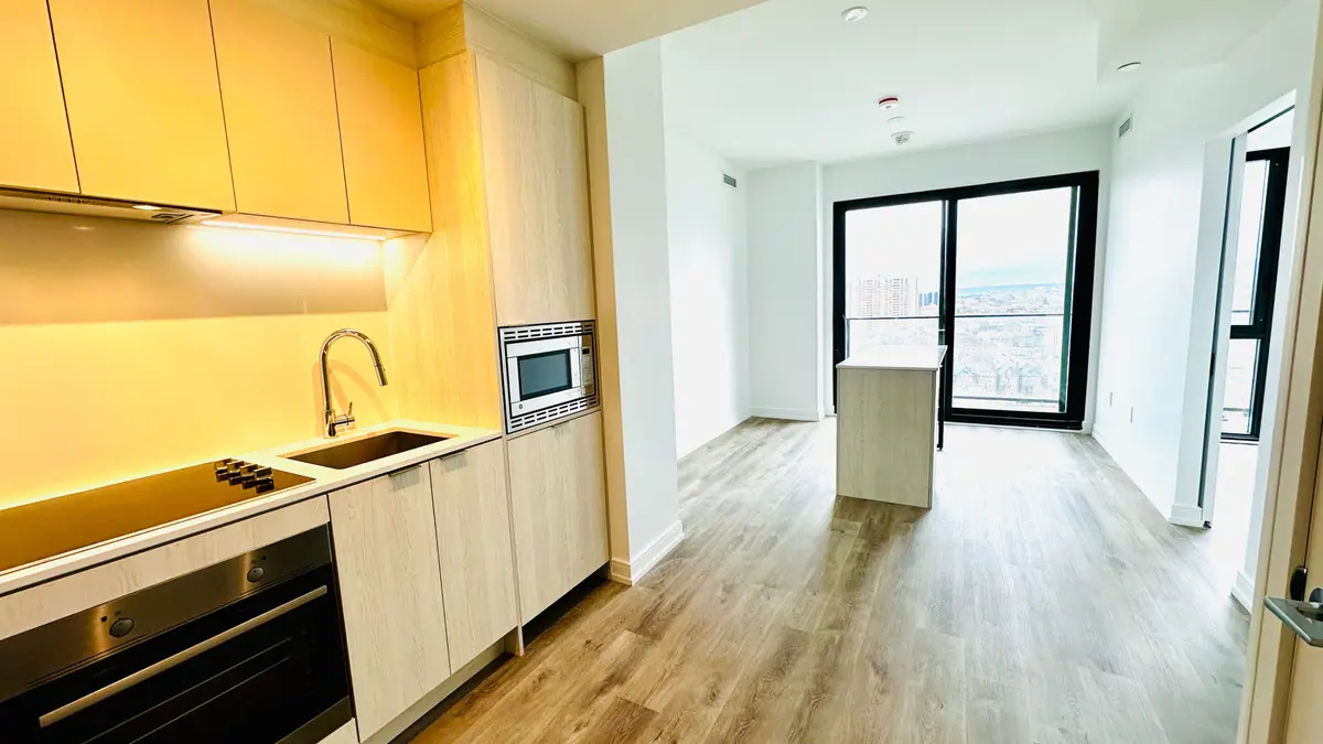 1 Jarvis ST #1521, Hamilton, ON L8R 3J2