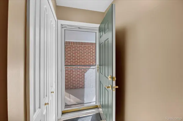 606 Shady Maple DR, Wixom, MI 48393