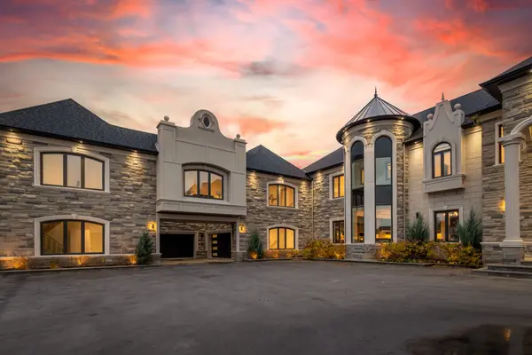 4 Saint Lukes CT, Brampton, ON L6P 1K9