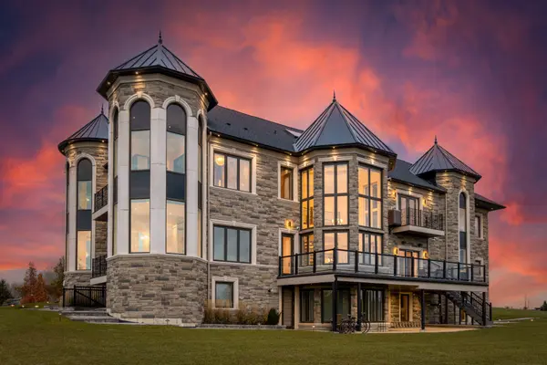 4 Saint Lukes CT, Brampton, ON L6P 1K9