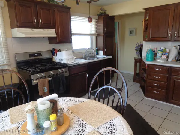 28450 Pontiac TRL, Lyon Charter Township, MI 48178