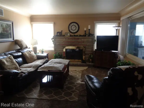 28450 Pontiac TRL, Lyon Charter Township, MI 48178