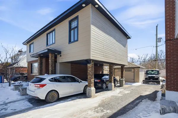 814 SMYTH RD #B, Elmvale Acres And Area, ON K1G 1P3