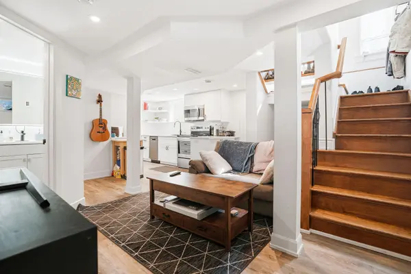 814 SMYTH RD #B, Elmvale Acres And Area, ON K1G 1P3