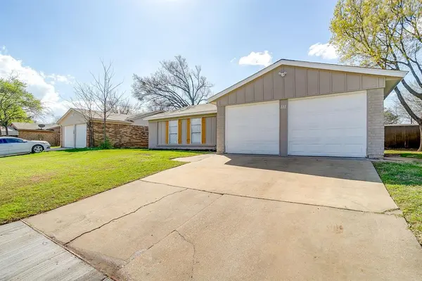 111 Chris Court, Alvarado, TX 76009