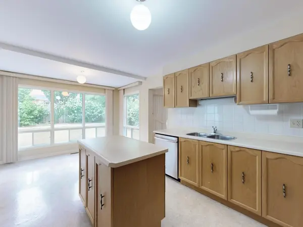 4 Mowat CT, Brampton, ON L6Z 3E6