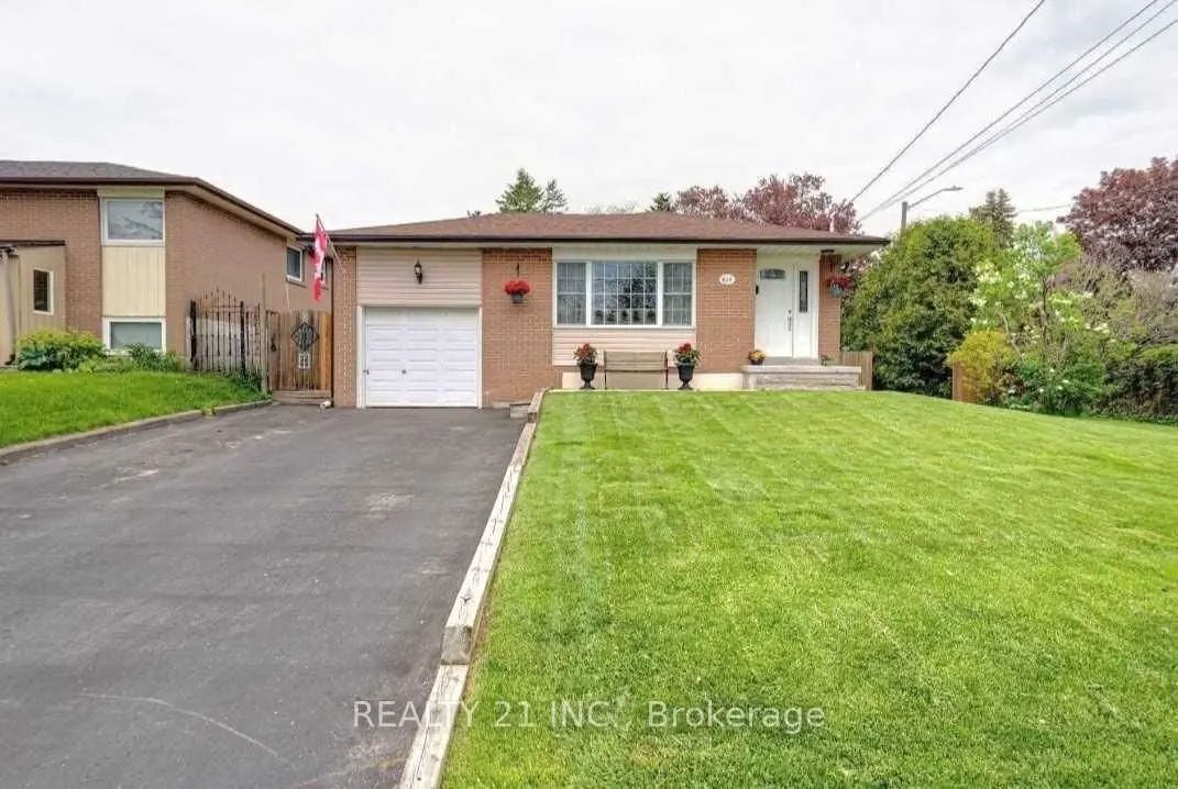812 Sanok DR, Pickering, ON L1W 2P9