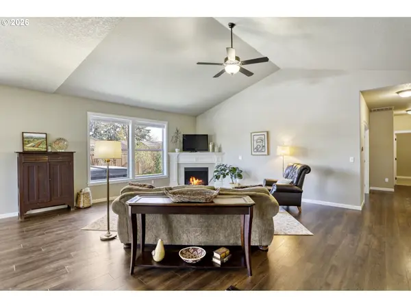 2141 THOMAS WAY, Hubbard, OR 97032