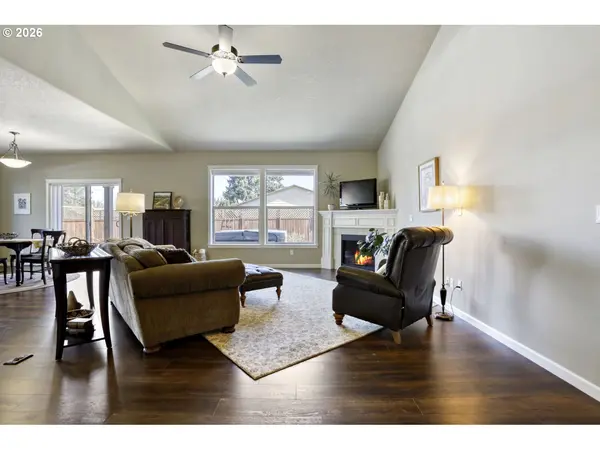 2141 THOMAS WAY, Hubbard, OR 97032